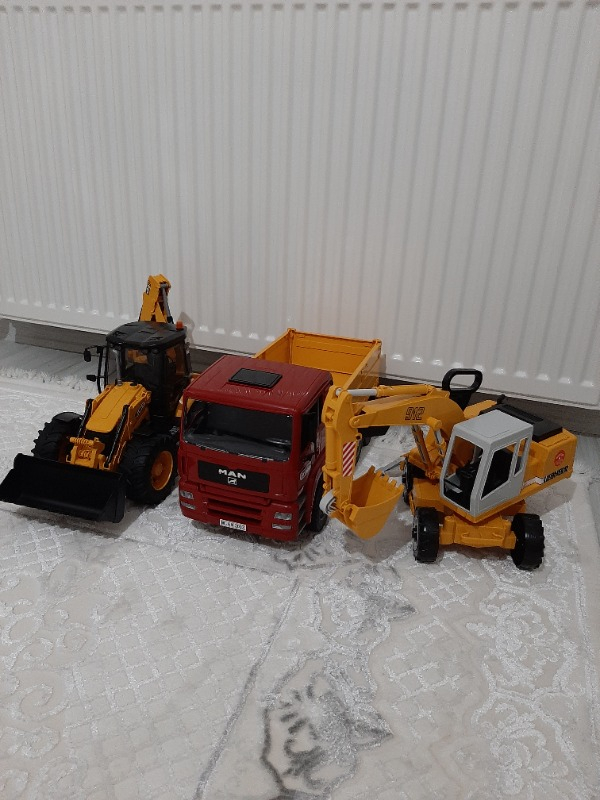 Bruder MAN Damperli Kamyon & Liebherr Ekskavatör BR02751