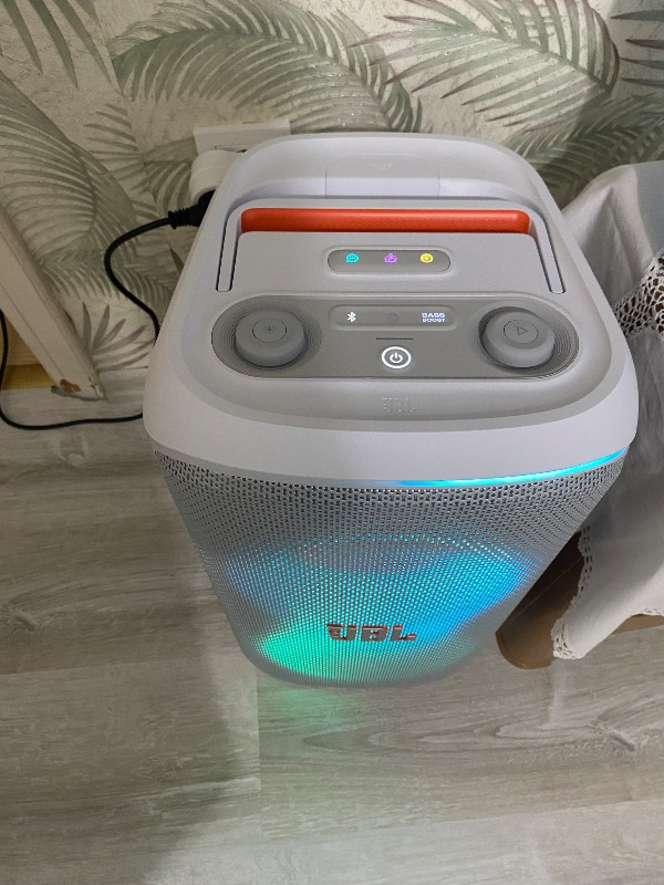JBL Partybox CLUB120 Beyaz Bluetooth Hoparlör, 160 W Güç, Suya Dayanıklı ve Taşınabilir