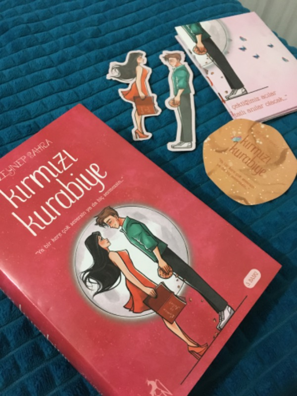 Kırmızı Kurabiye (Ciltli) - Zeynep Sahra