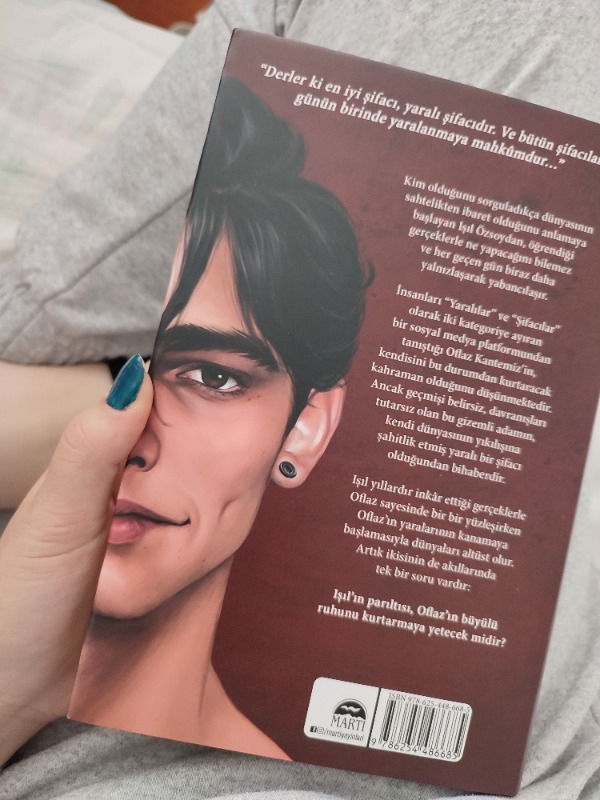 Kimse Gerçek Değil (Ciltli) - Zeynep Sey