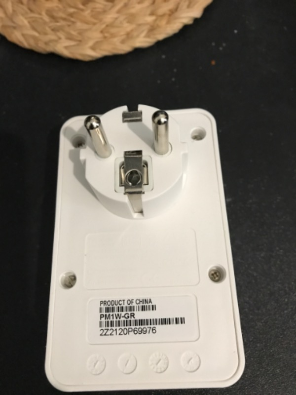 Schneider Electric APC Tekli Akım Korumalı Priz  230V PM1W-GR (Beyaz)