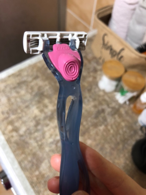 Bic Bıc Soleil Click Sensitive Kadın Tıraş Bıçağı 1 Gövde ve 2 Başlık Üç Bıçaklı Kayganlaştırıcı Bantlı