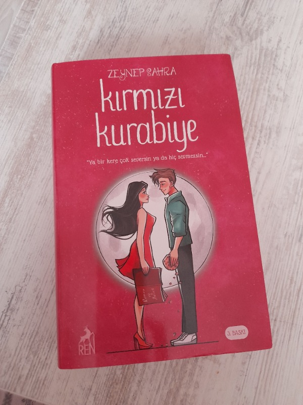 Kırmızı Kurabiye (Ciltli) - Zeynep Sahra