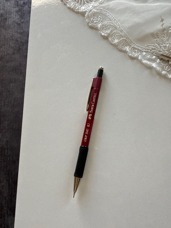 Faber-Castell Grip 1347 Versatil Kalem, 0.7 mm, Bordo, Ergonomik Tutuş, Yaylı Uç, Uzun Silgi, Modern Tasarım