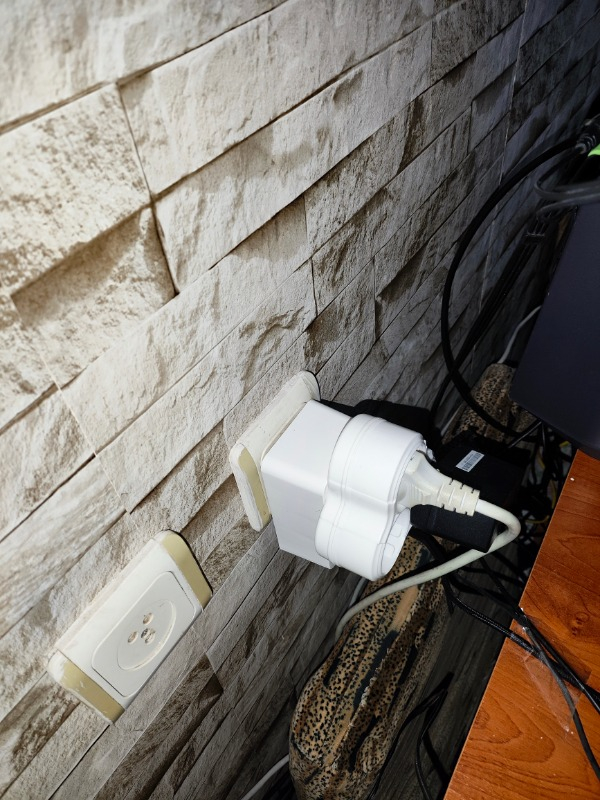 Schneider Electric APC Tekli Akım Korumalı Priz  230V PM1W-GR (Beyaz)