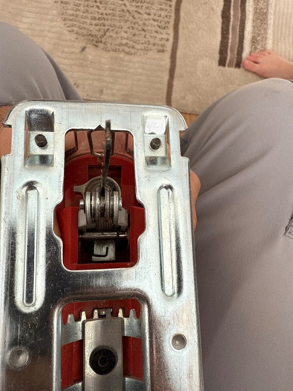 Einhell Dekupaj Testere TC-JS 85 (620 W, 20 mm kesme yüksekliği, ahşapta 85 mm, çelikte 8 mm kesim derinliği, maksimum 3000 d/d, toz üfleme fonksiyonu, paralel durdurucu) - 4321140