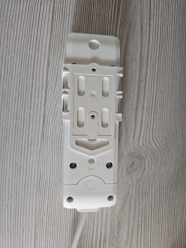 Viko 2 Metre Kablolu Topraklı Çocuk Korumalı Üçlü Priz