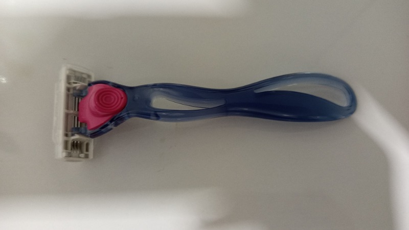 Bic Bıc Soleil Click Sensitive Kadın Tıraş Bıçağı 1 Gövde ve 2 Başlık Üç Bıçaklı Kayganlaştırıcı Bantlı