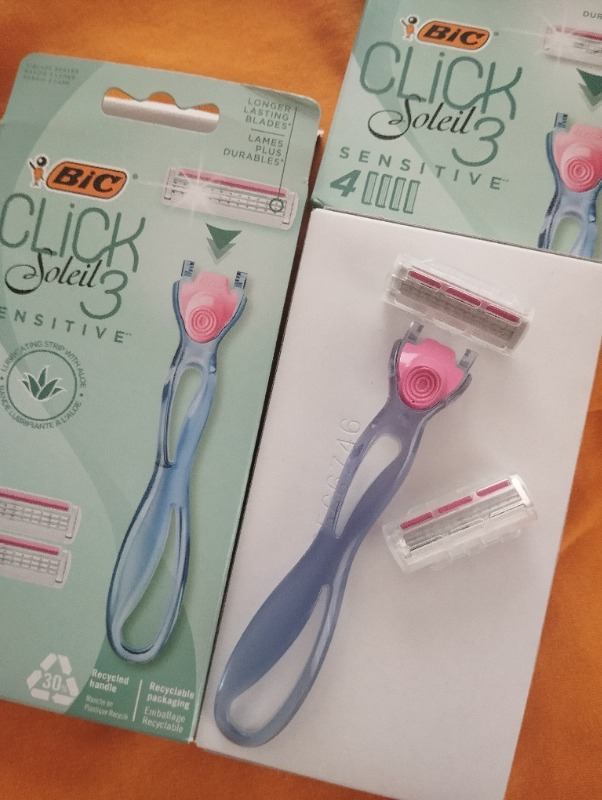 Bic Bıc Soleil Click Sensitive Kadın Tıraş Bıçağı 1 Gövde ve 2 Başlık Üç Bıçaklı Kayganlaştırıcı Bantlı
