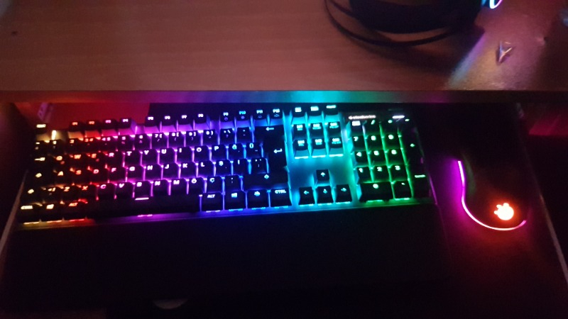 SteelSeries Apex 5 Hibrit Mekanik Gaming Klavye