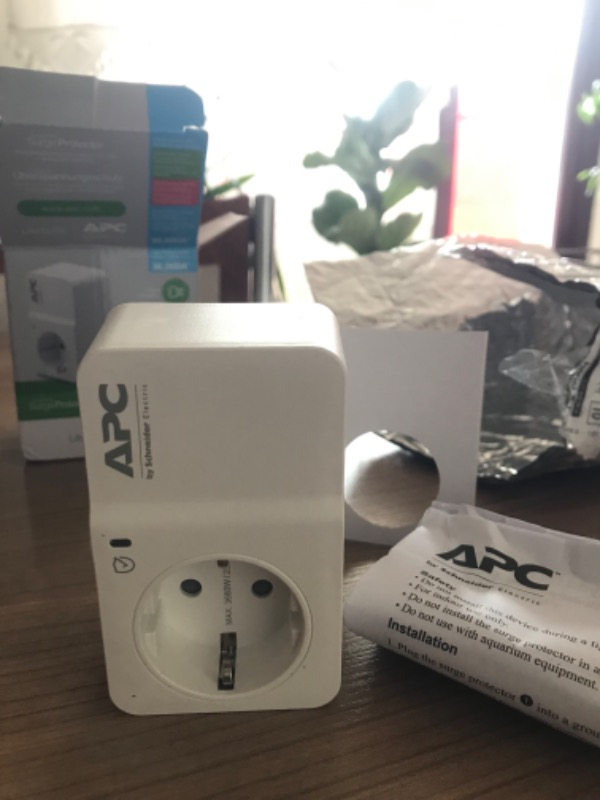 Schneider Electric APC Tekli Akım Korumalı Priz  230V PM1W-GR (Beyaz)