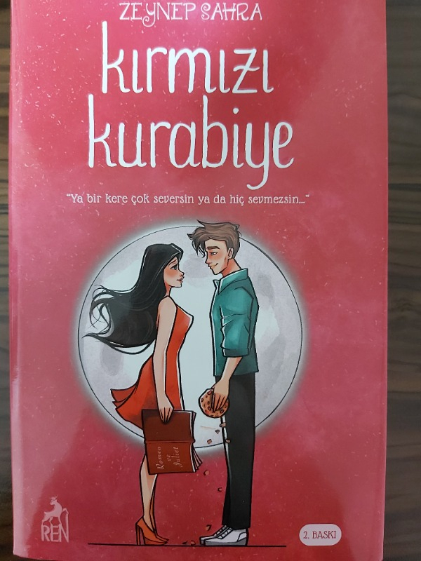 Kırmızı Kurabiye (Ciltli) - Zeynep Sahra