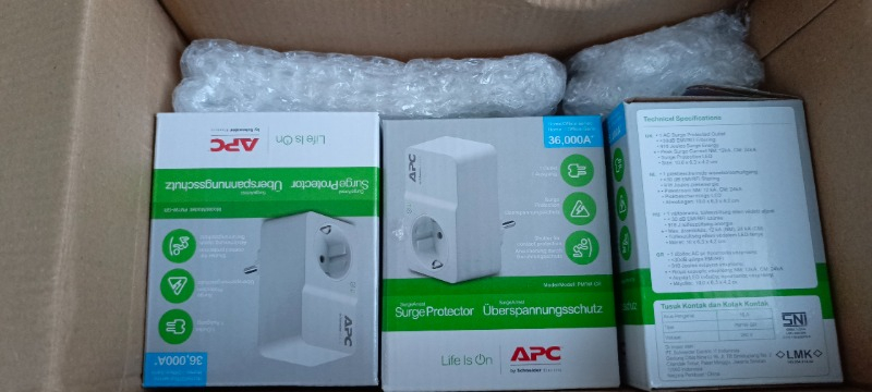 Schneider Electric APC Tekli Akım Korumalı Priz  230V PM1W-GR (Beyaz)