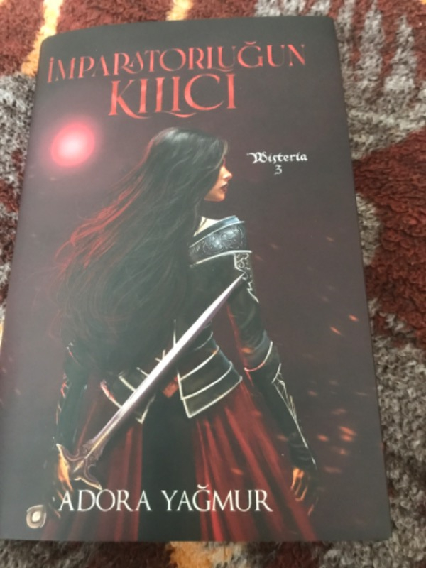 Imparatorluğun Kılıcı (Ciltli) - Adora Yağmur