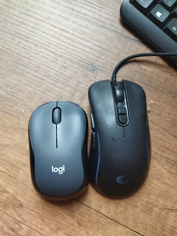 Logitech M220 Sessiz Kompakt Kablosuz Mouse - Siyah