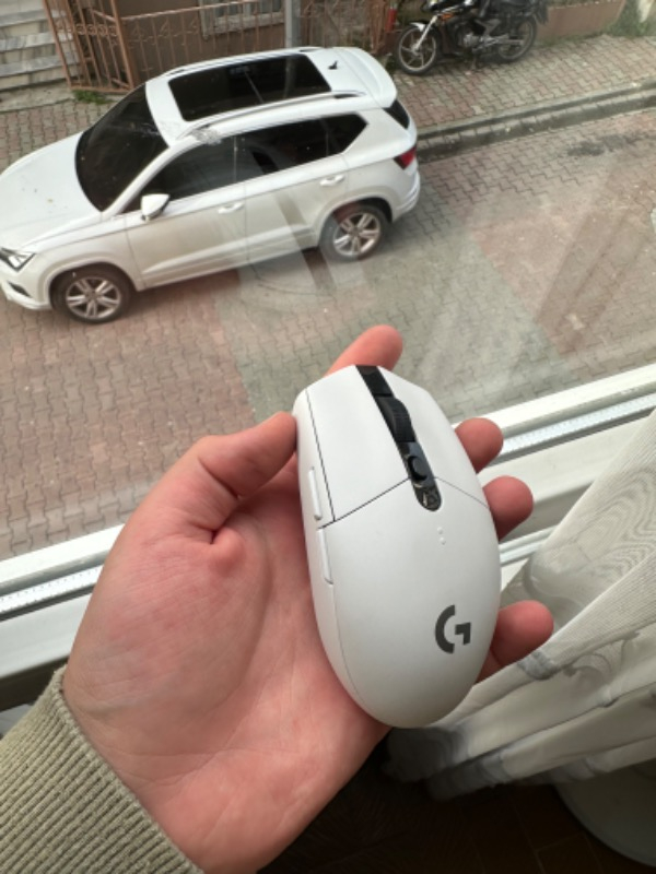 Logitech G G305 LIGHTSPEED 12.000 DPI Kablosuz Oyuncu Mouse - Beyaz