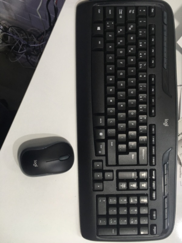 Logitech MK330 Kablosuz Türkçe Klavye Mouse Seti - Siyah