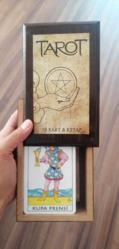 Tarot Destesi ve Kitabı (Ahşap Kutulu) - Hilal Altundal