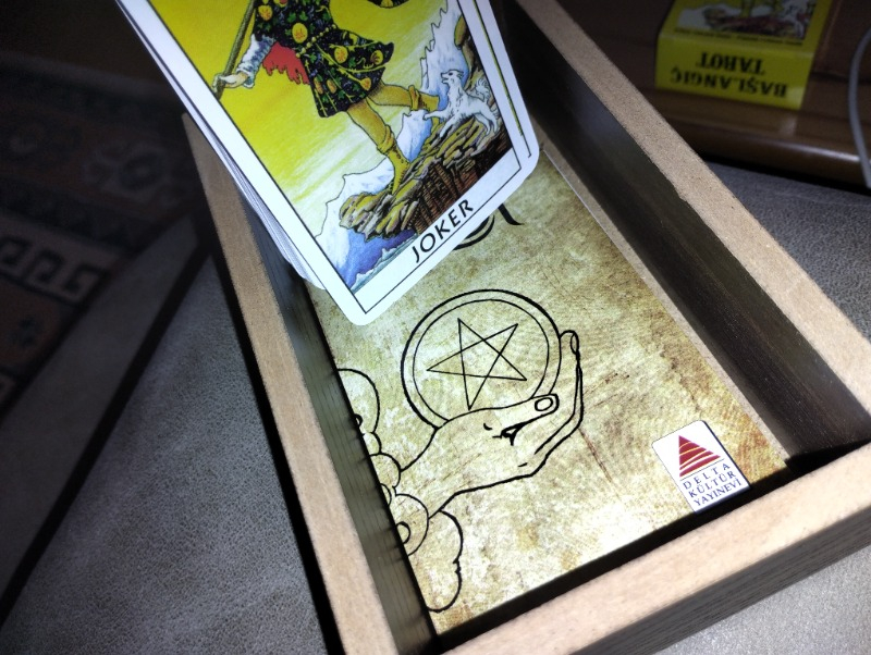 Delta Kültür Yayınevi Hilal Altundal Tarot Destesi ve Kitabı – 78 Kart, 161 Sayfa, Ahşap Kutulu Rehber Set
