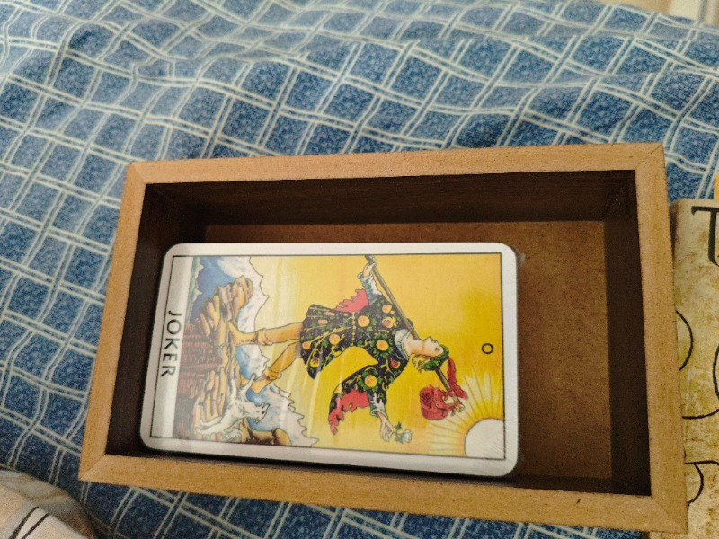 Delta Kültür Yayınevi Hilal Altundal Tarot Destesi ve Kitabı – 78 Kart, 161 Sayfa, Ahşap Kutulu Rehber Set