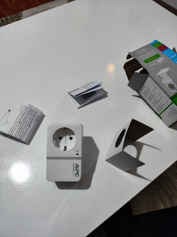 Schneider Electric APC Tekli Akım Korumalı Priz  230V PM1W-GR (Beyaz)