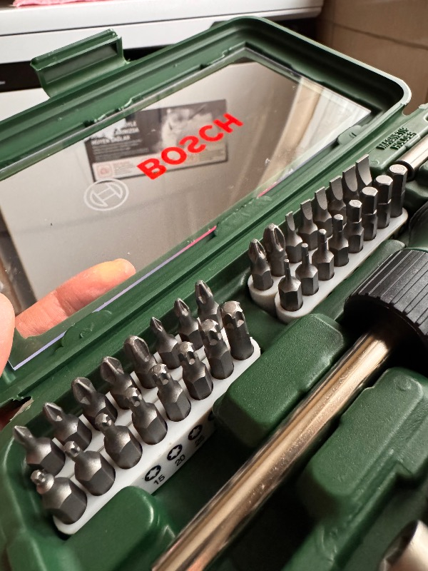 BOSCH 46 PARÇA CIRCIRLI TORNAVİDA BITS UÇ LOKMA VİDALAMA  SETİ.