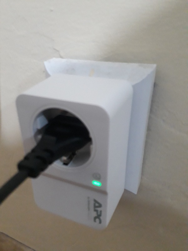 Schneider Electric APC Tekli Akım Korumalı Priz  230V PM1W-GR (Beyaz)