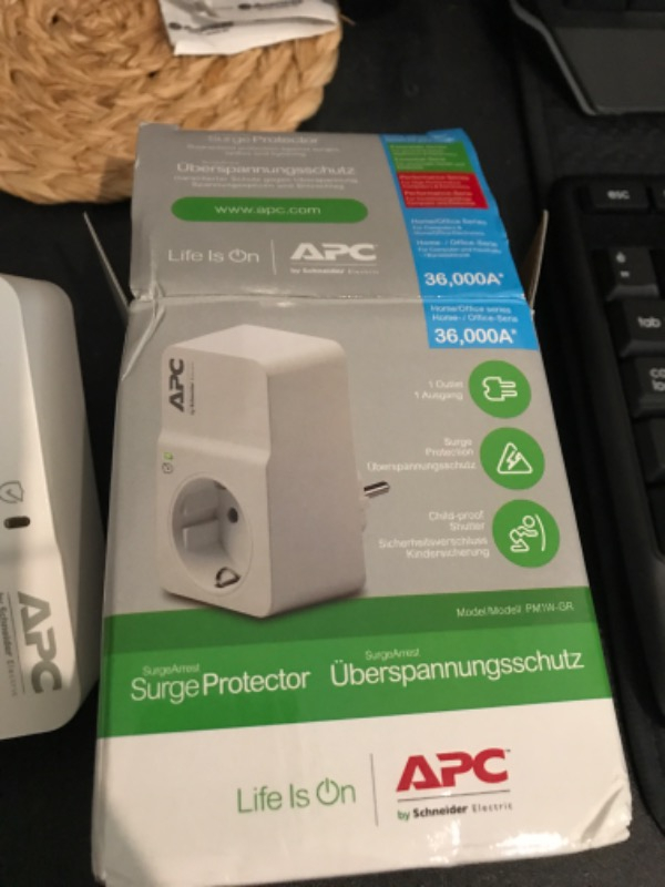 Schneider Electric APC Tekli Akım Korumalı Priz  230V PM1W-GR (Beyaz)