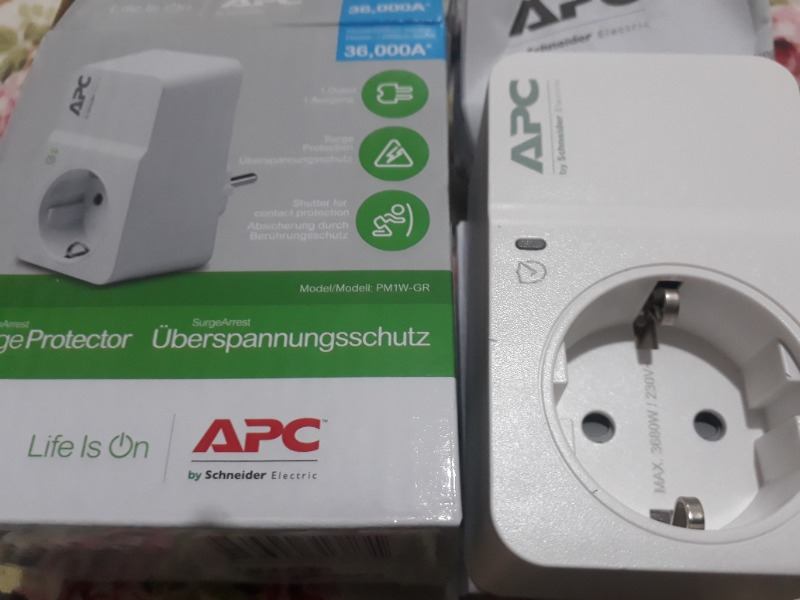 Schneider Electric APC Tekli Akım Korumalı Priz  230V PM1W-GR (Beyaz)