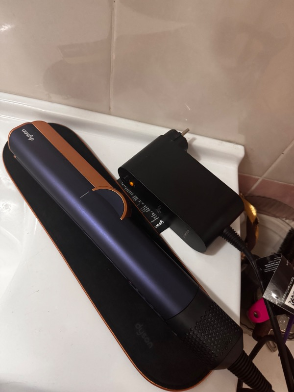 Dyson Airstrait™ Saç Düzleştirici (Prusya Mavisi/Parlak Bakır)