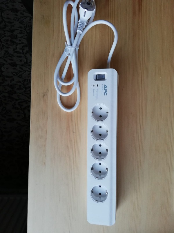 Schneider Electric APC 5'li Akım Korumalı Priz PM5-GR