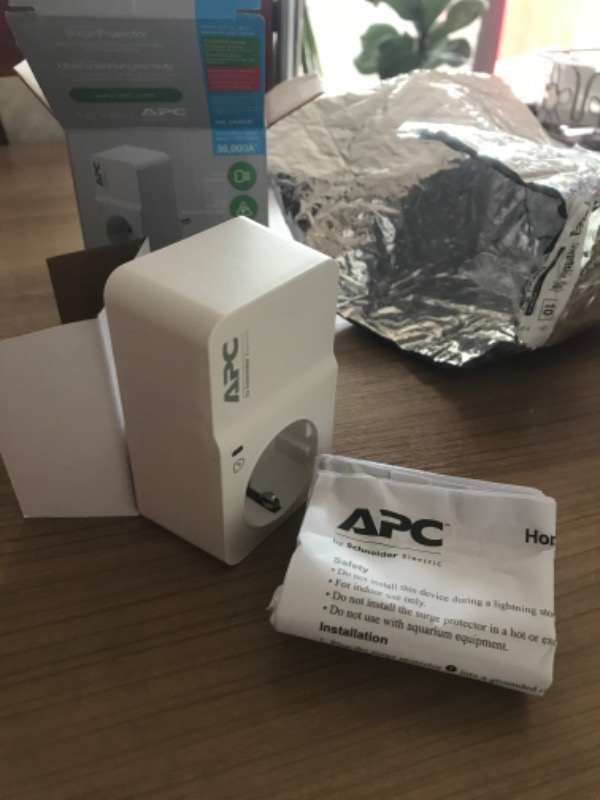 Schneider Electric APC Tekli Akım Korumalı Priz  230V PM1W-GR (Beyaz)