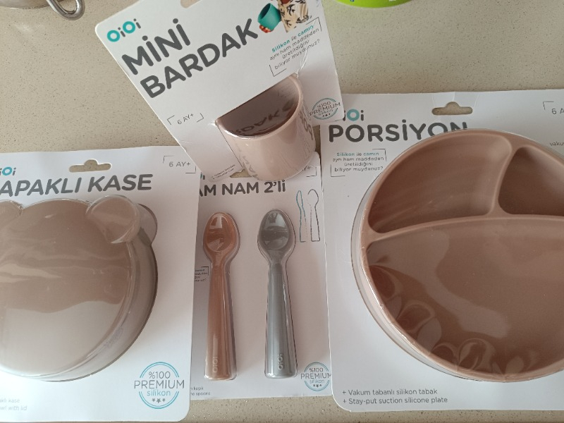Oioi 4 Parça Set Bej Renkli Gıda Sınıfı Silikon Bebek Beslenme Gereçleri 6+ Ay İçin Sağlıklı Alternatif
