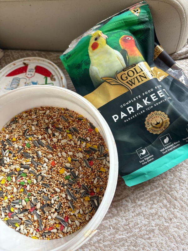 Gold Wings Premium Paraket Yemi 1 kg – Sarı ve Kızıl Darı, Aspir, Mısır, Ay Çekirdeği ve Vitaminli Galeta İçerikli Karışım